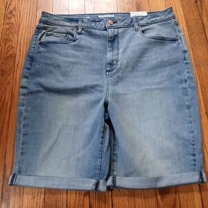 Sonoma - Women’s Bermuda Light Wash Denim Jean Shorts. Size 18W. NWT